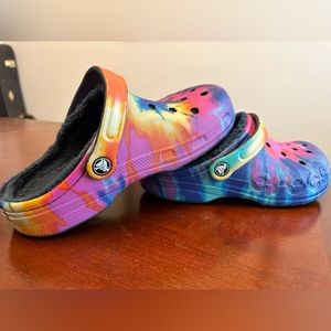 Fuzzy lines tie dye Crocs